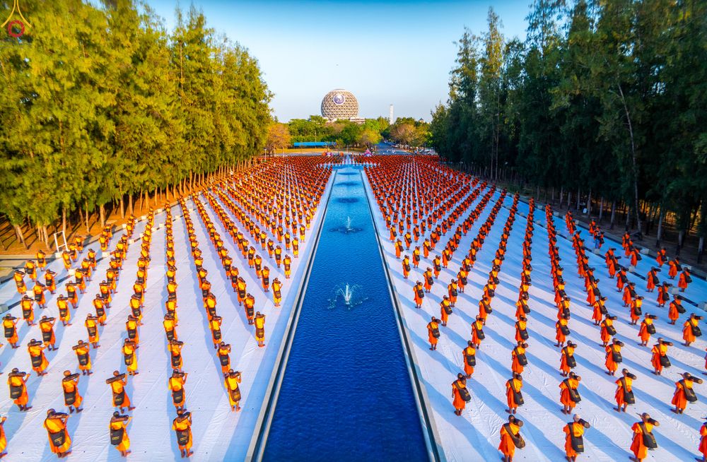 ภาพ No.281628:วันที่ 24 ธันวาคม พ.ศ.2568 พระธรรมยาตรา ปฏิบัติธรรม และถ่ายภาพหมู่ประวัติศาสตร์ ณ ลานหน้ามหาวิหารพระมงคลเทพมุนีฯ วัดพระธรรมกาย