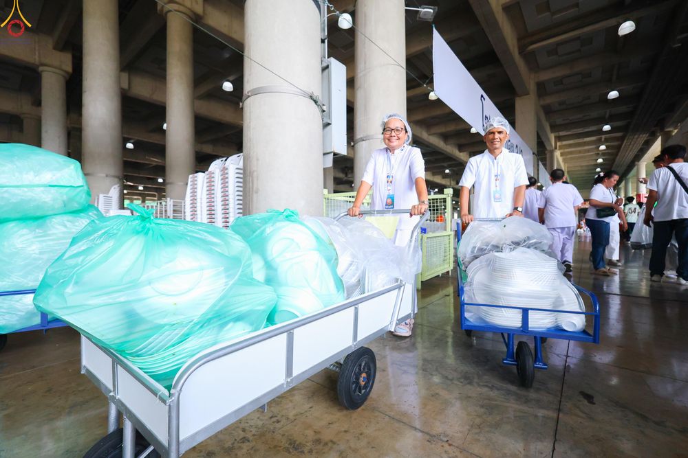 ภาพ No.323725:วันที่ 22 เมษายน พ.ศ.2569(วันคุ้มครองโลก) งานถวายมหาสังฆทาน 40,000 กว่าวัดทั่วประเทศ คณะสงฆ์ฉันภัตตาหารเพล