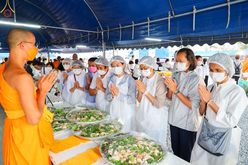 ภาพ No.74529:พิธีถวายภัตตาหารเป็นสังฆทาน แด่คณะพระธรรมยาตราฯ ในโครงการธรรมยาตรากตัญญูบูชา มหาปูชนียาจารย์ พระมงคลเทพมุนี(สด จนฺทสโร) พระผู้ปราบมาร อนุสรณ์สถาน 7 แห่ง ปีที่ 11 วันที่ 27 มกราคม พ.ศ. 2566