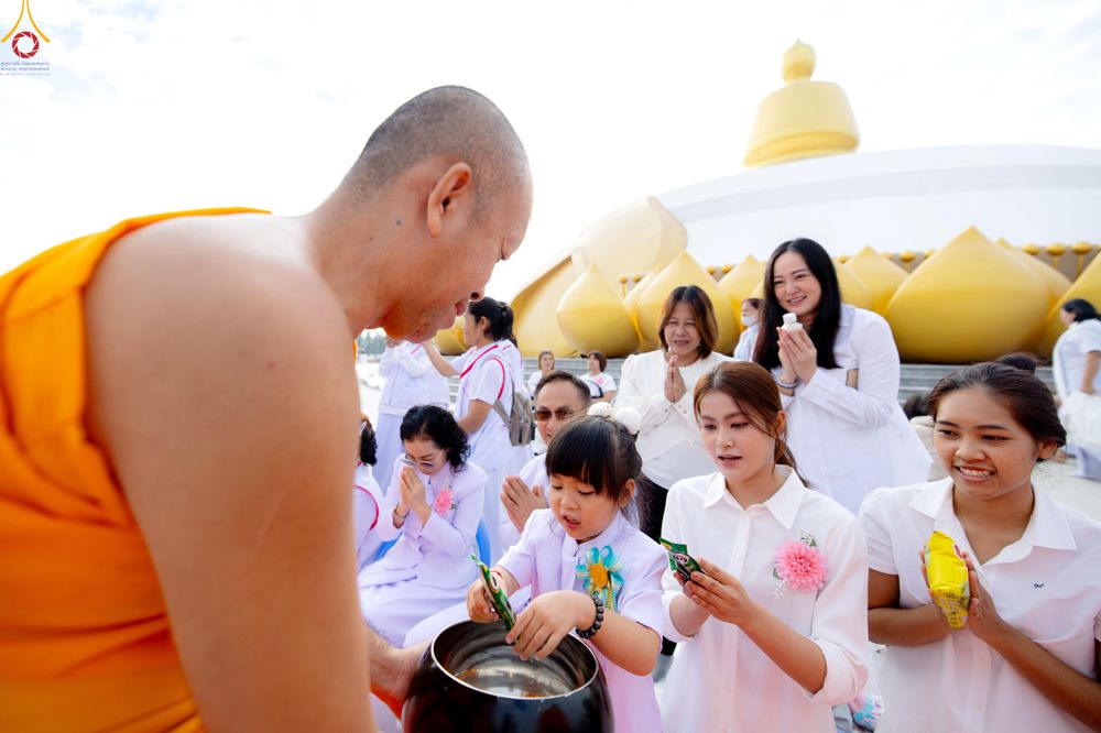 ภาพ No.302703:วันที่ 24 มกราคม พ.ศ. 2569 พิธีตักบาตรพระธรรมยาตรา(ภาพชุดที่ 2) ณ อนุสรณ์สถานลำดับที่ 5 สถานที่เผยแผ่วิชชาธรรมกายครั้งแรก อนุสรณ์สถานบางปลา วัดบางปลา อำเภอบางเลน จังหวัดนครปฐม ในโครงการธรรมยาตรา กตัญญูบูชา มหาปูชนียาจารย์ พระมงคลเทพมุนี(สด จนฺทสโร) พระผู