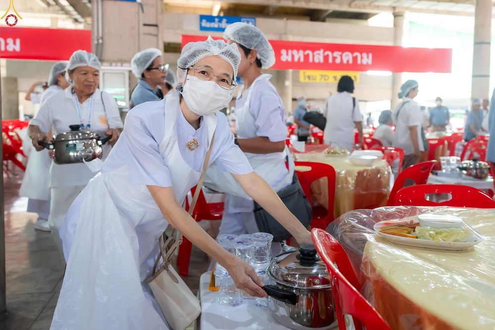 ภาพ No.325820:วันที่ 22 เมษายน พ.ศ.2569(วันคุ้มครองโลก) งานถวายมหาสังฆทาน 40,000 กว่าวัดทั่วประเทศ เจ้าหน้าที่ สาธุชน ร่วมใจจัดเตรียมภัตตาหารเพล (ชุด 2)