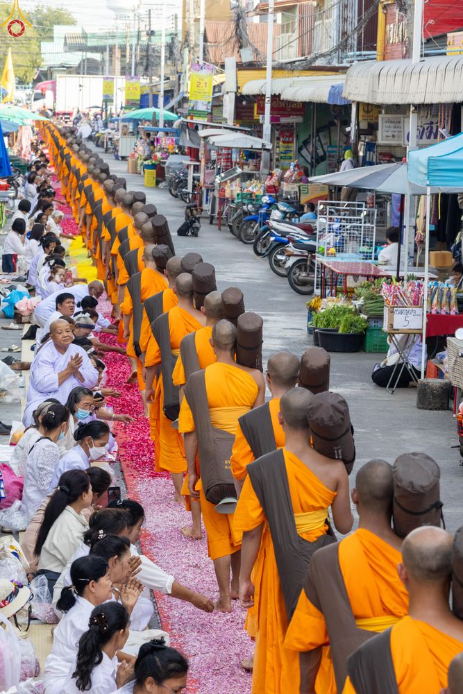 ภาพ No.287774:วันที่ 3 มกราคม พ.ศ. 2569 พิธีต้อนรับพระธรรมยาตรา ครั้งที่ 2 (ภาพชุดที่ 2) ในโครงการธรรมยาตรา กตัญญูบูชา มหาปูชนียาจารย์ พระมงคลเทพมุนี(สด จนฺทสโร) พระผู้ปราบมาร อนุสรณ์สถาน 7 แห่ง ปีที่ 14 ณ อนุสรณ์สถานมหาวิหารพระมงคลเทพมุนี (โลตัสแลนด์) อ.สองพี่น้อง จ.