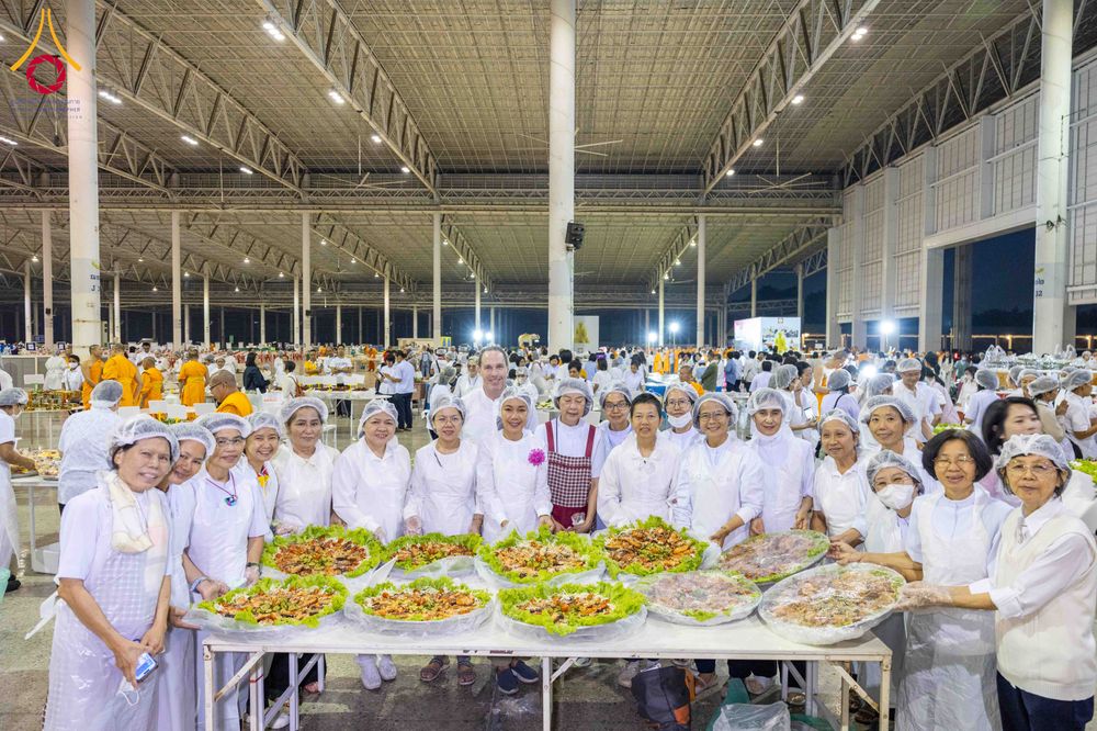 ภาพ No.302985:วันที่ 26 มกราคม พ.ศ. 2569 พิธีถวายภัตตาหารเป็นสังฆทาน แด่พระธรรมยาตรา ณ วัดพระธรรมกาย  จังหวัดปทุมธานี ในโครงการธรรมยาตรา กตัญญูบูชา มหาปูชนียาจารย์ พระมงคลเทพมุนี(สด จนฺทสโร) พระผู้ปราบมาร อนุสรณ์สถาน 7 แห่ง ปีที่ 14