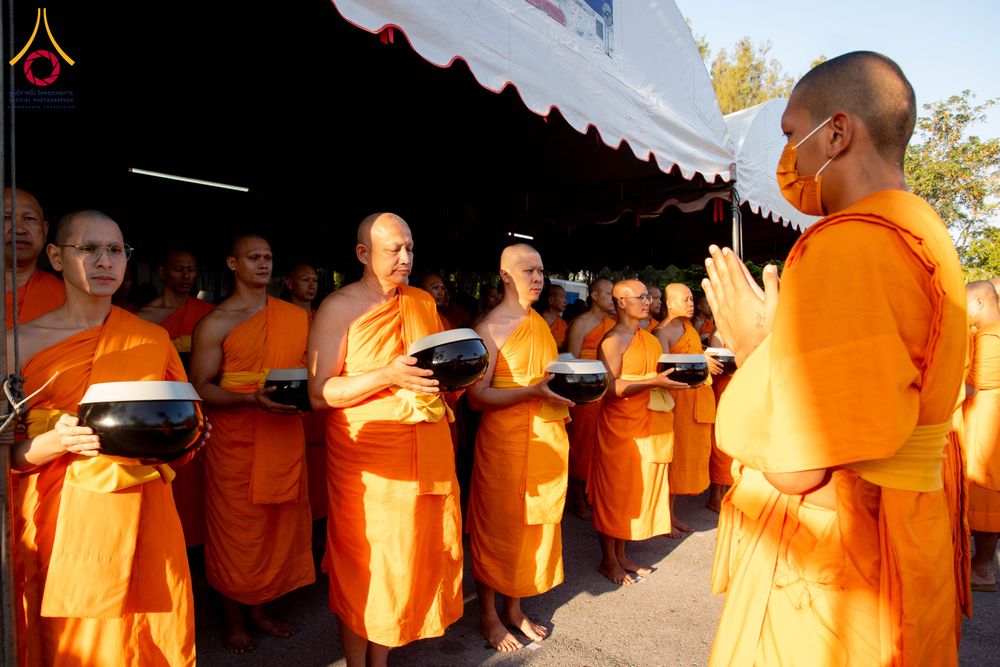 ภาพ No.288110:วันที่ 4 มกราคม พ.ศ. 2569 พิธีถวายภัตตาหารเป็นสังฆทาน แด่พระธรรมยาตรา ในโครงการธรรมยาตรา กตัญญูบูชา มหาปูชนียาจารย์ พระมงคลเทพมุนี(สด จนฺทสโร) พระผู้ปราบมาร อนุสรณ์สถาน 7 แห่ง ปีที่ 14 ณ อนุสรณ์สถานมหาวิหารพระมงคลเทพมุนี (โลตัสแลนด์) อ.สองพี่น้อง จ.สุพรร