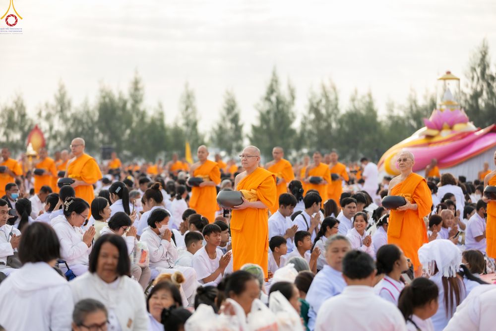 ภาพ No.302765:วันที่ 24 มกราคม พ.ศ. 2569 พิธีตักบาตรพระธรรมยาตรา(ภาพชุดที่ 2) ณ อนุสรณ์สถานลำดับที่ 5 สถานที่เผยแผ่วิชชาธรรมกายครั้งแรก อนุสรณ์สถานบางปลา วัดบางปลา อำเภอบางเลน จังหวัดนครปฐม ในโครงการธรรมยาตรา กตัญญูบูชา มหาปูชนียาจารย์ พระมงคลเทพมุนี(สด จนฺทสโร) พระผู
