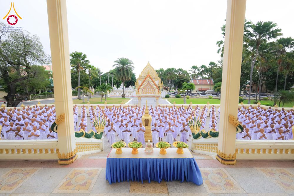 ภาพ No.278596:วันอาทิตย์ที่ 14 ธันวาคม พ.ศ.2568  พิธีเวียนประทักษิณ พิธีวันทาสีมาพระประธาน โครงการบวชบูชาธรรมมหาปูชนียาจารย์ ของศูนย์ปฏิบัติธรรมบุรีรัมย์ ณ วัดกลาง พระอารามหลวง จังหวัดบุรีรัมย์