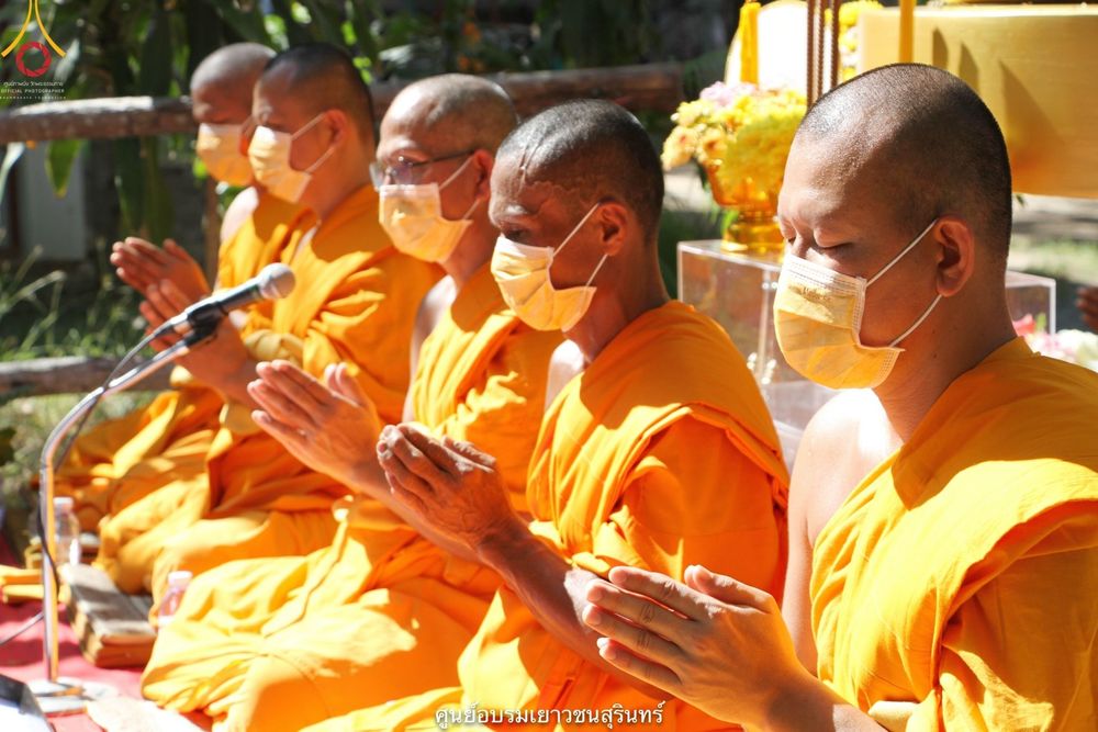 ภาพ No.40976:พิธีตัดปอยผม ปลงผม ขอขมารับผ้าไตรและพิธีบรรพชา ในโครงการอุปสมบท บูชาธรรมมหาปูชนียาจารย์ ประจำปี 2564 ชุดที่ 18