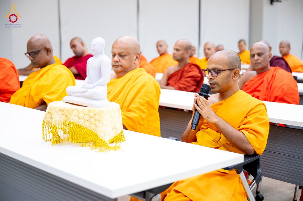 ภาพ No.323324:หลวงพ่อทัตตชีโว รองเจ้าอาวาสวัดพระธรรมกาย ถวายการต้อนรับปฏิสันถารคณะสงฆ์จากประเทศศรีลังกา