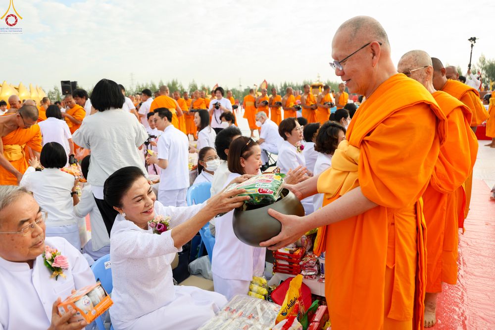 ภาพ No.302681:วันที่ 24 มกราคม พ.ศ. 2569 พิธีตักบาตรพระธรรมยาตรา(ภาพชุดที่ 2) ณ อนุสรณ์สถานลำดับที่ 5 สถานที่เผยแผ่วิชชาธรรมกายครั้งแรก อนุสรณ์สถานบางปลา วัดบางปลา อำเภอบางเลน จังหวัดนครปฐม ในโครงการธรรมยาตรา กตัญญูบูชา มหาปูชนียาจารย์ พระมงคลเทพมุนี(สด จนฺทสโร) พระผู