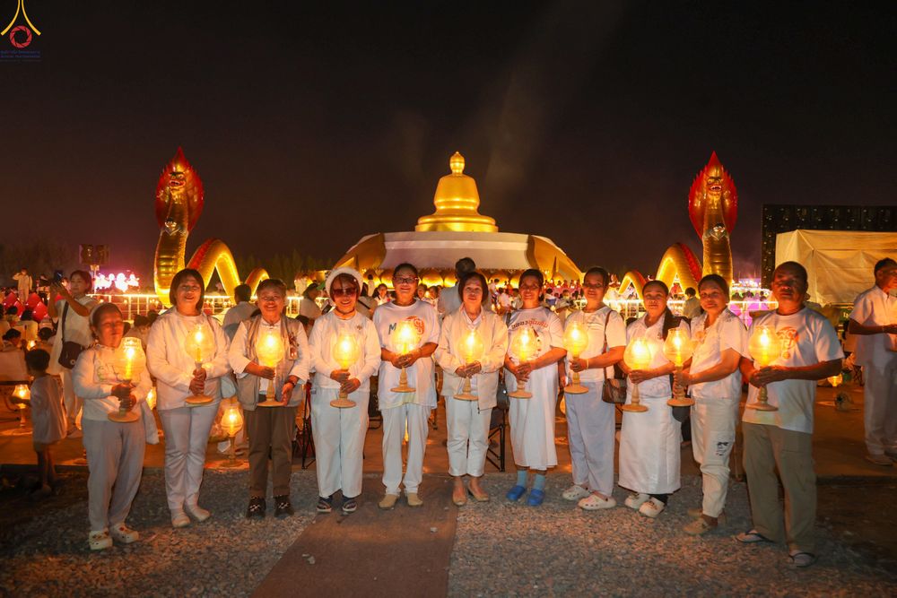 ภาพ No.302342:วันที่ 23 มกราคม พ.ศ. 2569 พิธีจุดประทีปธรรมถวายเป็นพุทธบูชา (ภาพชุดที่ 2) และบูชาธรรมมหาปูชนียาจารย์  ณ อนุสรณ์สถานลำดับที่ 5 สถานที่เผยแผ่วิชชาธรรมกายครั้งแรก อนุสรณ์สถานบางปลา วัดบางปลา อำเภอบางเลน จังหวัดนครปฐม ในโครงการธรรมยาตรา กตัญญูบูชา มหาปูชนีย