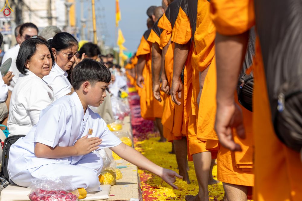 ภาพ No.287751:วันที่ 3 มกราคม พ.ศ. 2569 พิธีต้อนรับพระธรรมยาตรา ครั้งที่ 2 (ภาพชุดที่ 2) ในโครงการธรรมยาตรา กตัญญูบูชา มหาปูชนียาจารย์ พระมงคลเทพมุนี(สด จนฺทสโร) พระผู้ปราบมาร อนุสรณ์สถาน 7 แห่ง ปีที่ 14 ณ อนุสรณ์สถานมหาวิหารพระมงคลเทพมุนี (โลตัสแลนด์) อ.สองพี่น้อง จ.