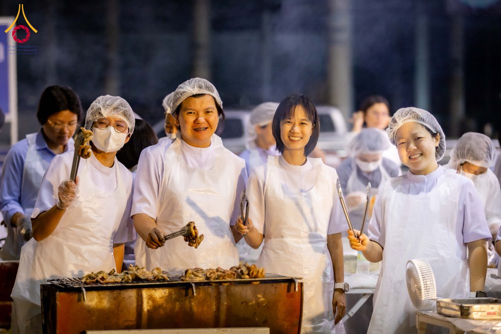 ภาพ No.306104:วันที่ 30 มกราคม พ.ศ. 2569 พิธีถวายภัตตาหารเป็นสังฆทาน แด่พระธรรมยาตรา ณ วัดพระธรรมกาย  จังหวัดปทุมธานี ในโครงการธรรมยาตรา กตัญญูบูชา มหาปูชนียาจารย์ พระมงคลเทพมุนี(สด จนฺทสโร) พระผู้ปราบมาร อนุสรณ์สถาน 7 แห่ง ปีที่ 14