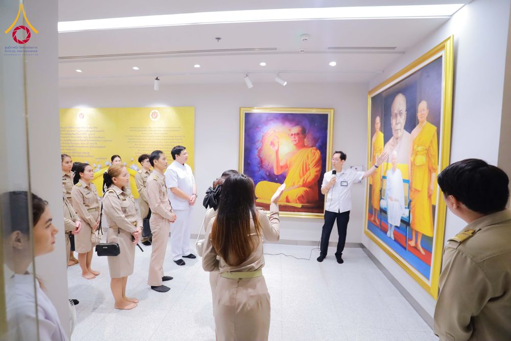 ภาพ No.311488:วันจันทร์ที่ 23 กุมภาพันธ์ พ.ศ. 2569 เปิดโลกทัศน์ผู้บริหารสถานศึกษายุคใหม่ เรียนรู้ต้นแบบการพัฒนาคนผ่านพลัง “บวร–V-Star” ผู้เข้ารับการพัฒนาตามโครงการ สพฐ. ศึกษาดูงานวัดพระธรรมกาย เสริมภาวะผู้นำคุณธรรมสู่การบริหารโรงเรียนอย่างยั่งยืน ณ อาคาร 100 ปี คุณยาย