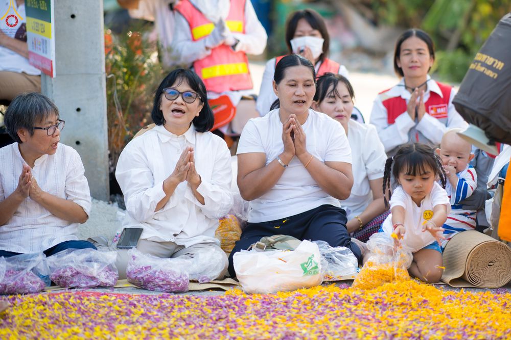 ภาพ No.295102:วันที่ 14 มกราคม พ.ศ. 2569 พิธีต้อนรับพระธรรมยาตรา อนุสรณ์สถานลำดับที่ 4  สถานที่เกิดด้วยกายธรรม ณ วัดโบสถ์บน ต.บางคูเวียง จ.นนทบุรี ในโครงการธรรมยาตรา กตัญญูบูชา มหาปูชนียาจารย์ พระมงคลเทพมุนี(สด จนฺทสโร) พระผู้ปราบมาร อนุสรณ์สถาน 7 แห่ง ปีที่ 14