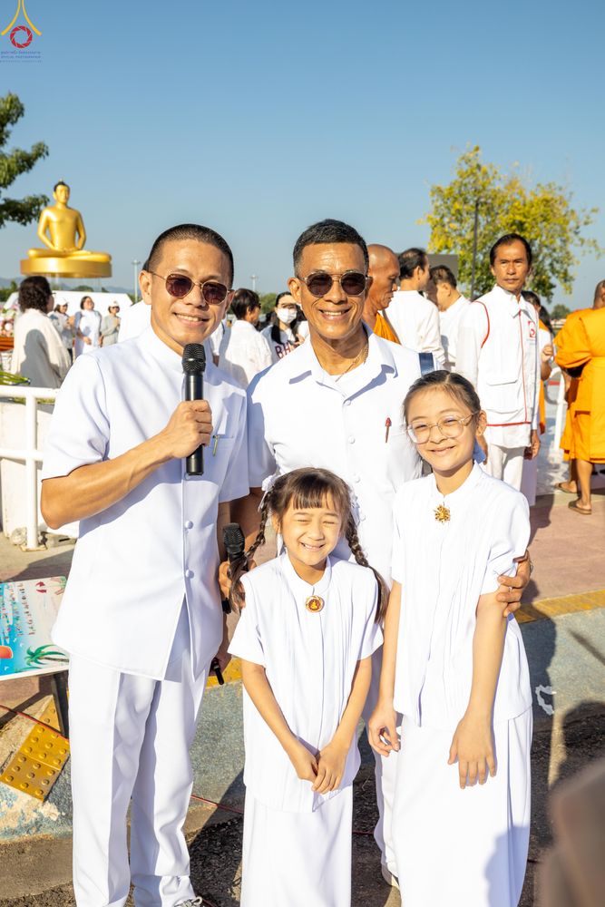 ภาพ No.282754:วันเสาร์ที่ 20 ธันวาคม พ.ศ.2568 พิธีตักบาตรพระ 10,000 รูป (ชุด 2) เนื่องในโอกาส 194 ปี จังหวัดกาญจนบุรี และอุทิศส่วนกุศลให้แด่บรรพชนทั้งหลาย บริเวณถนนสองแคว (Skywalk) เมืองกาญจนบุรี