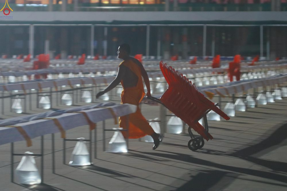 ภาพ No.322053:วันที่ 12 -13 เมษายน พ.ศ.2569 การเตรียมกล่องไทยธรรม + การขนย้ายเก้าอี้ เพื่องานถวายมหาสังฆทาน 40,000 กว่าวัดทั่วประเทศ วันคุ้มครองโลก 22 เมษายน พ.ศ.2569 วัดพระธรรมกาย