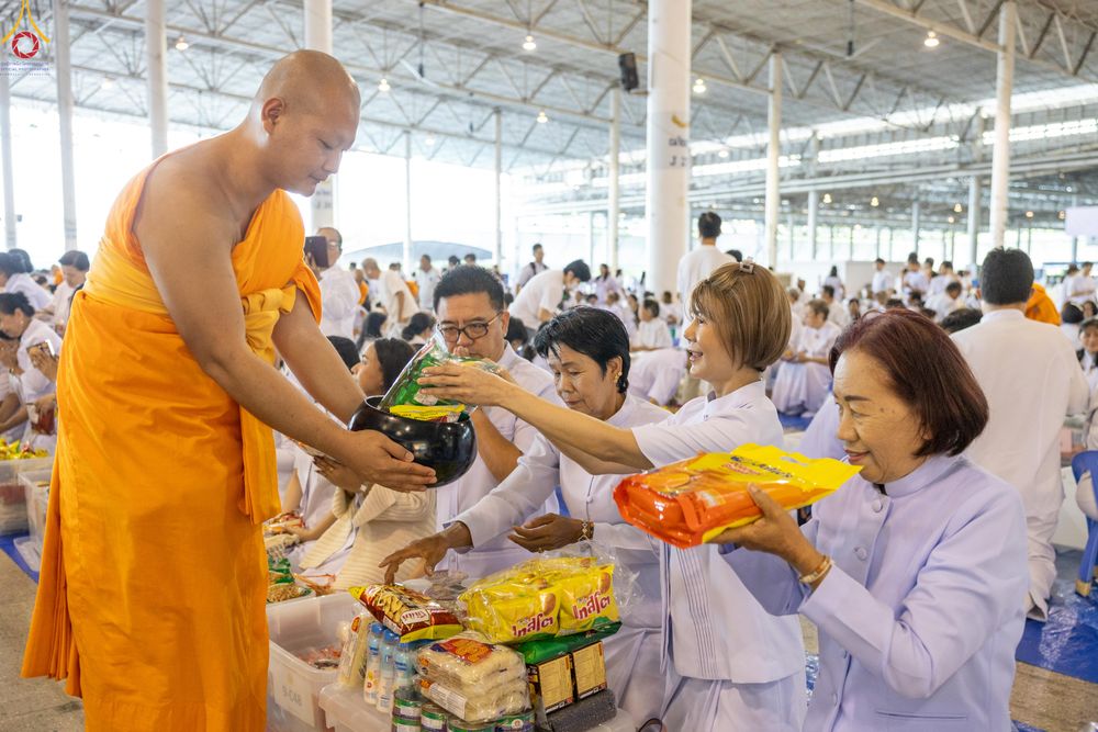 ภาพ No.311356:วันอาทิตย์ต้นเดือนที่ 1 มีนาคม พ.ศ.2569 พิธีตักบาตร และ พิธีบูชาข้าวพระ ณ สภาธรรมกายสากล วัดพระธรรมกาย