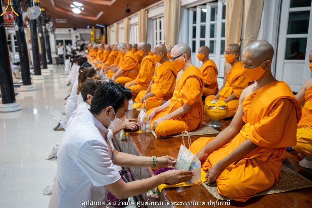 ภาพ No.40482:พิธีตัดปอยผม ปลงผม ขอขมารับผ้าไตรและพิธีบรรพชา ในโครงการอุปสมบท บูชาธรรมมหาปูชนียาจารย์ ประจำปี 2564 ชุดที่ 13