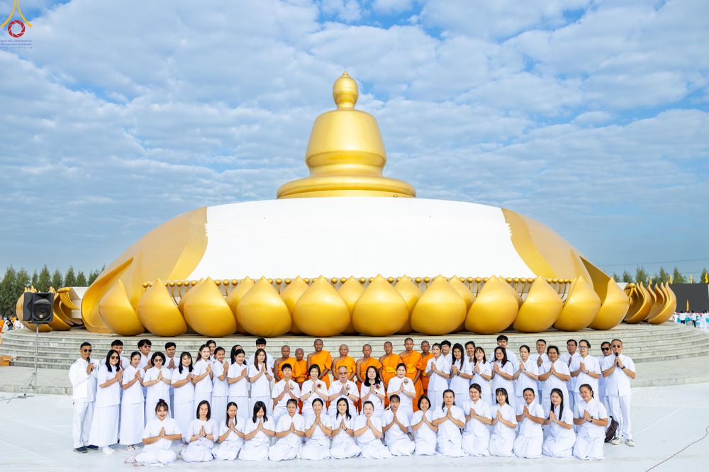 ภาพ No.302758:วันที่ 24 มกราคม พ.ศ. 2569 พิธีตักบาตรพระธรรมยาตรา(ภาพชุดที่ 2) ณ อนุสรณ์สถานลำดับที่ 5 สถานที่เผยแผ่วิชชาธรรมกายครั้งแรก อนุสรณ์สถานบางปลา วัดบางปลา อำเภอบางเลน จังหวัดนครปฐม ในโครงการธรรมยาตรา กตัญญูบูชา มหาปูชนียาจารย์ พระมงคลเทพมุนี(สด จนฺทสโร) พระผู