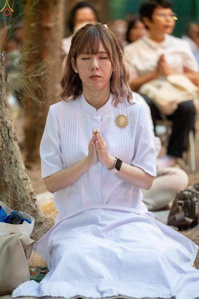 ภาพ No.290125:วันที่ 6 มกราคม พ.ศ. 2569 พิธีจุดประทีปถวายเป็นพุทธบูชา และบูชาธรรมมหาปูชนียาจารย์ (ภาพชุดที่ 2) ณ อนุสรณ์สถานมหาวิหารพระมงคลเทพมุนี (โลตัสแลนด์) อ.สองพี่น้อง จ.สุพรรณบุรี ในโครงการธรรมยาตรา กตัญญูบูชา มหาปูชนียาจารย์ พระมงคลเทพมุนี(สด จนฺทสโร) พระผู้ปรา