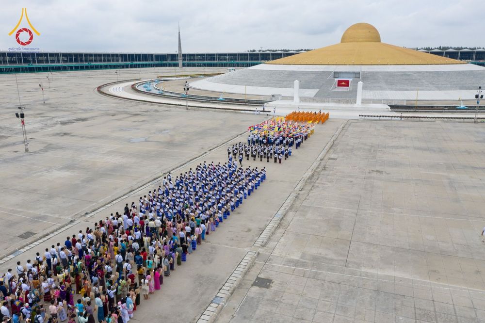 ภาพ No.52095:ประมวลภาพพิธีตักบาตรมิตรภาพไทย-เมียนมาร์ 105 รูป ณ วัดพระธรรมกาย