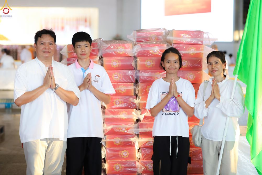 ภาพ No.322065:วันที่ 12 -13 เมษายน พ.ศ.2569 การเตรียมกล่องไทยธรรม + การขนย้ายเก้าอี้ เพื่องานถวายมหาสังฆทาน 40,000 กว่าวัดทั่วประเทศ วันคุ้มครองโลก 22 เมษายน พ.ศ.2569 วัดพระธรรมกาย