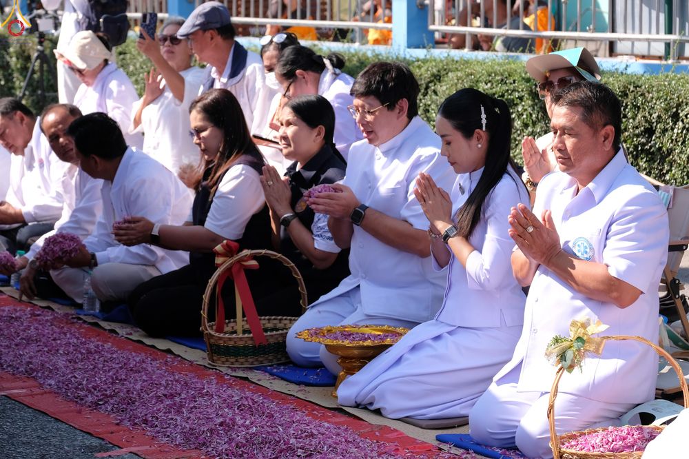 ภาพ No.304054:วันที่ 25 มกราคม พ.ศ. 2569 พิธีต้อนรับพระธรรมยาตรา  รร.สามัคคีราษฏร์บำรุง-วัดพระธรรมกาย ในโครงการธรรมยาตรา กตัญญูบูชา มหาปูชนียาจารย์ พระมงคลเทพมุนี(สด จนฺทสโร) พระผู้ปราบมาร อนุสรณ์สถาน 7 แห่ง ปีที่ 14