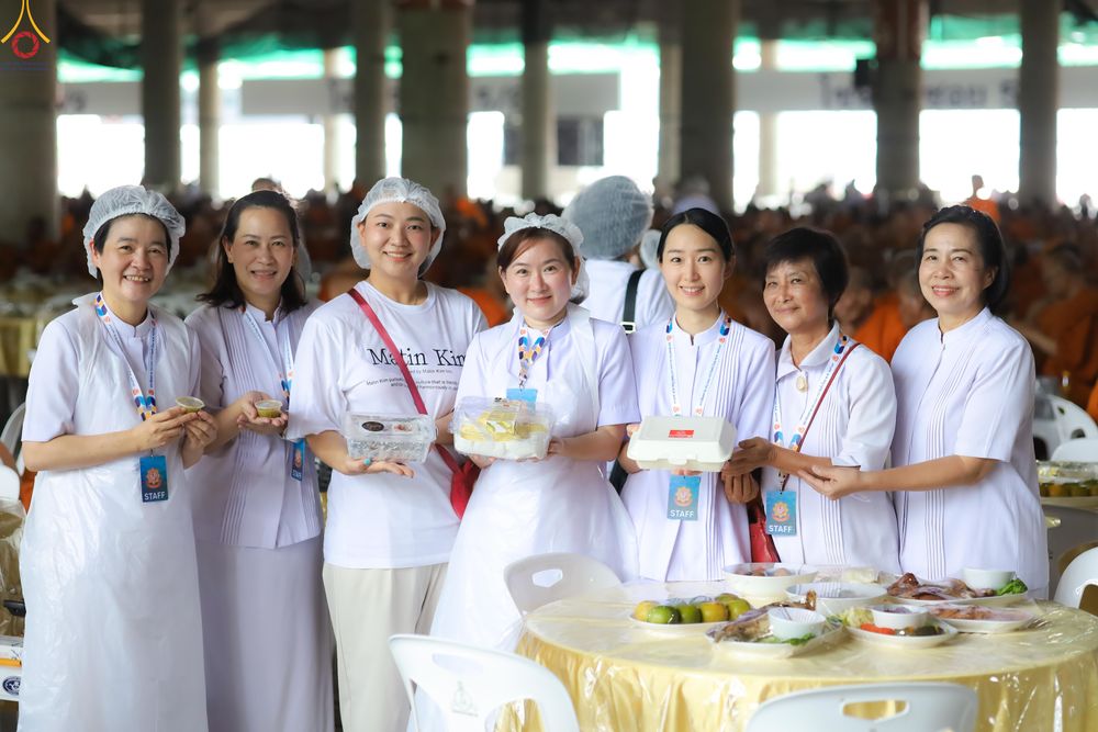 ภาพ No.325689:วันที่ 22 เมษายน พ.ศ.2569(วันคุ้มครองโลก) งานถวายมหาสังฆทาน 40,000 กว่าวัดทั่วประเทศ เจ้าหน้าที่ สาธุชน ร่วมใจจัดเตรียมภัตตาหารเพล (ชุด 2)