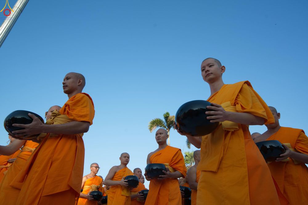 ภาพ No.282693:วันเสาร์ที่ 20 ธันวาคม พ.ศ.2568 พิธีตักบาตรพระ 10,000 รูป (ชุด 2) เนื่องในโอกาส 194 ปี จังหวัดกาญจนบุรี และอุทิศส่วนกุศลให้แด่บรรพชนทั้งหลาย บริเวณถนนสองแคว (Skywalk) เมืองกาญจนบุรี