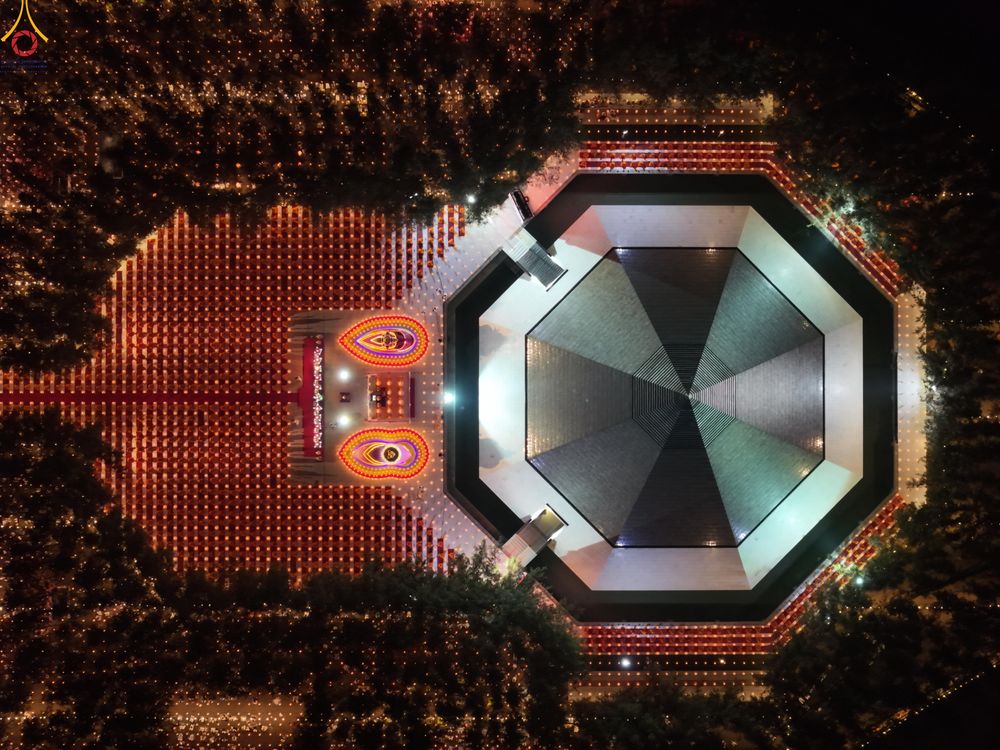 ภาพ No.289139:วันที่ 6 มกราคม พ.ศ. 2569 พิธีจุดประทีปถวายเป็นพุทธบูชา และบูชาธรรมมหาปูชนียาจารย์ ณ อนุสรณ์สถานมหาวิหารพระมงคลเทพมุนี (โลตัสแลนด์) อ.สองพี่น้อง จ.สุพรรณบุรี ในโครงการธรรมยาตรา กตัญญูบูชา มหาปูชนียาจารย์ พระมงคลเทพมุนี(สด จนฺทสโร) พระผู้ปราบมาร อนุสรณ์สถ