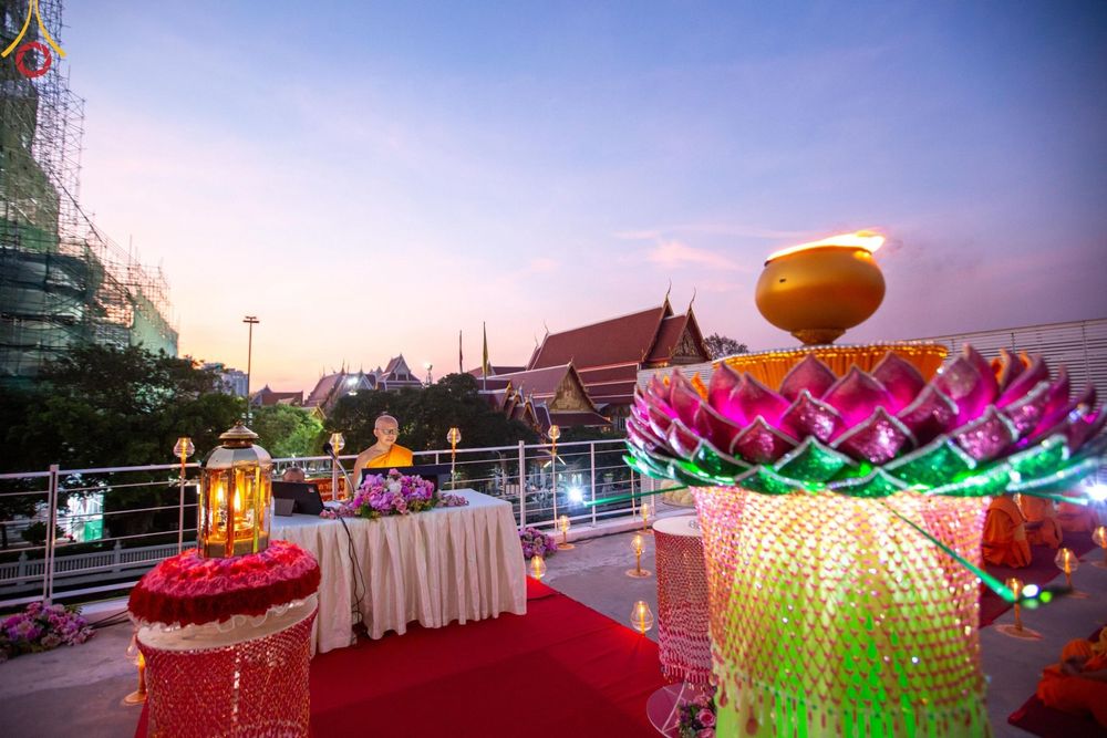 ภาพ No.201681:พิธีจุดประทีปถวายเป็นพุทธบูชา และบูชาธรรมมหาปูชนียาจารย์ ณ อาคารธรรมยาตรา กตัญญูบูชามหาปูชนียาจารย์ ตรงข้ามวัดปากน้ำภาษีเจริญ จ.กรุงเทพมหานคร ในโครงการธรรมยาตรา กตัญญูบูชา มหาปูชนียาจารย์ พระมงคลเทพมุนี(สด จนฺทสโร) พระผู้ปราบมาร อนุสรณ์สถาน 7 แห่ง