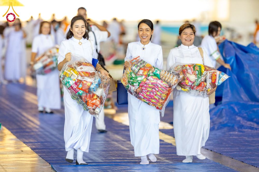 ภาพ No.256881:วันที่ 5 ตุลาคม พ.ศ. 2568 พิธีตักบาตร ข้าวสารอาหารแห้ง ณ บ้านแก้วเรือนทองคุณยายฯ สภาธรรมกายสากล วัดพระธรรมกาย