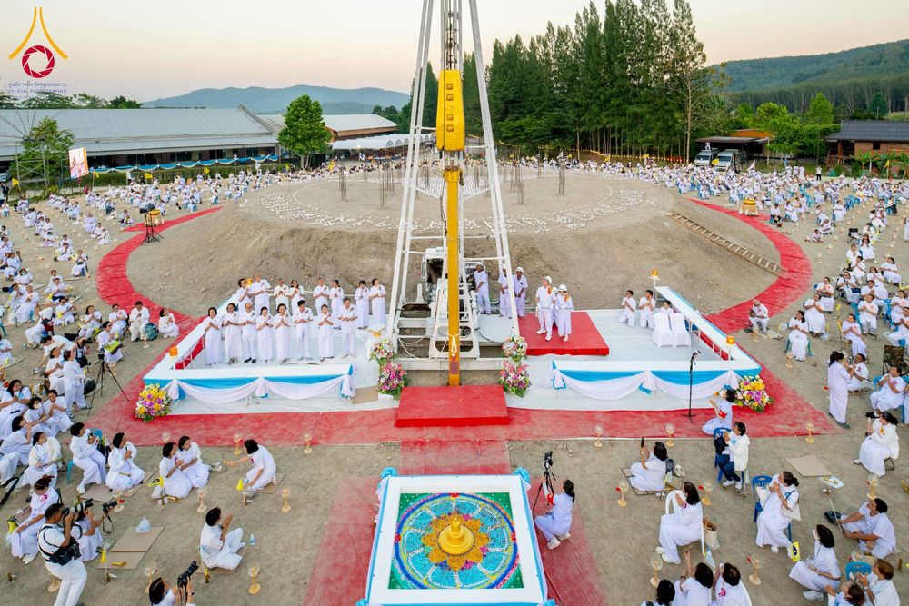 ภาพ No.275196:วันอาทิตย์ที่ 30 พฤศจิกายน พ.ศ. 2568 พิธีตอกเสาเข็ม "สร้างองค์พระเจดีย์เพื่อสร้างสันติภาพโลก" ต้นสุดท้าย ณ ศูนย์ปฏิบัติธรรมระยอง (บ้านช่องลม)