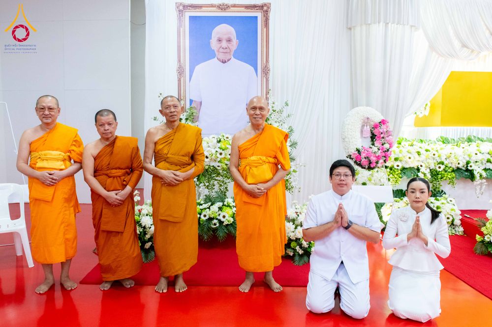 ภาพ No.314412:วันพฤหัสบดีที่ 19 มีนาคม พ.ศ. 2569 พิธีบำเพ็ญกุศล คุณพ่อณรงค์ จินตมากุล โยมบิดา พระครูปลัดรัตนวีรวัฒน์ (รังสฤษดิ์ อิทฺธิจินตโก) ที่ปรึกษาเจ้าคณะจังหวัดปทุมธานี เจ้าอาวาสวัดพระธรรมกาย  ณ ห้องปลูกศรัทธา 2 วัดพระธรรมกาย ปทุมธานี