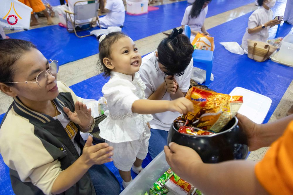 ภาพ No.308280:วันที่ 1  กุมภาพันธ์ พ.ศ. 2569 พิธีตักบาตรข้าวสารอาหารแห้ง ณ บ้านแก้วเรือนทองคุณยาย สภาธรรมกายสากล วัดพระธรรมกาย