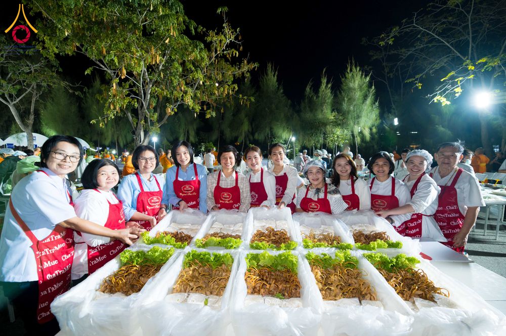 ภาพ No.288011:วันที่ 4 มกราคม พ.ศ. 2569 พิธีถวายภัตตาหารเป็นสังฆทาน แด่พระธรรมยาตรา ในโครงการธรรมยาตรา กตัญญูบูชา มหาปูชนียาจารย์ พระมงคลเทพมุนี(สด จนฺทสโร) พระผู้ปราบมาร อนุสรณ์สถาน 7 แห่ง ปีที่ 14 ณ อนุสรณ์สถานมหาวิหารพระมงคลเทพมุนี (โลตัสแลนด์) อ.สองพี่น้อง จ.สุพรร