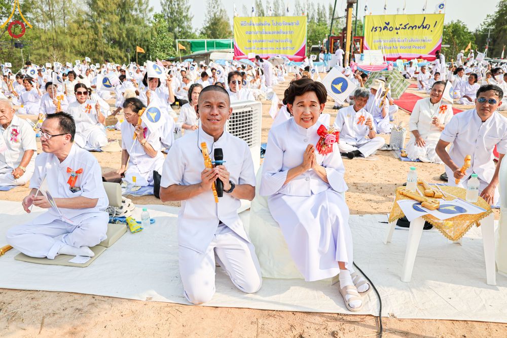 ภาพ No.327241:วันศุกร์ที่ 1 พฤษภาคม พ.ศ.2569 พิธีทอดผ้าป่า โปรยรัตนชาติ ตอกเสาเข็มมงคลต้นแรก สถาปนา “องค์พระเจดีย์เพื่อสร้างสันติภาพโลก” (แห่งแรกของภาคอีสาน) ณ ธุดงคสถานอำนาจเจริญ  อ.เมือง จ.อำนาจเจริญ