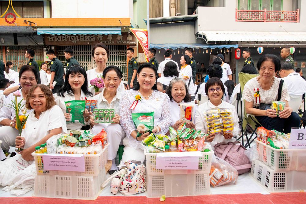 ภาพ No.343140:วันอาทิตย์ที่ 16 สิงหาคม พ.ศ.2569 พิธีตักบาตรพระ 10,000 รูป นานาชาติ ปีที่ 23 คณะสงฆ์ 4 ประเทศ 14 จังหวัดภาคใต้ น้อมถวายเป็นพุทธบูชา ทำบุญเพื่อแม่- พ่อ ณ ถนนนิพัทธ์อุทิศ 3 อ.หาดใหญ่ จ.สงขลา