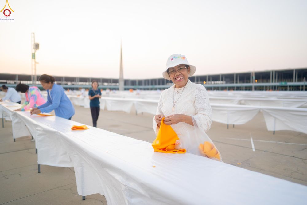 ภาพ No.321213:วันที่ 10-11 เมษายน พ.ศ.2569 การเตรียมกล่องไทยธรรม และการติดผ้ารับประเคน เพื่องานถวายมหาสังฆทาน 40,000 กว่าวัดทั่วประเทศ วันคุ้มครองโลก 22 เมษายน พ.ศ.2569 วัดพระธรรมกาย