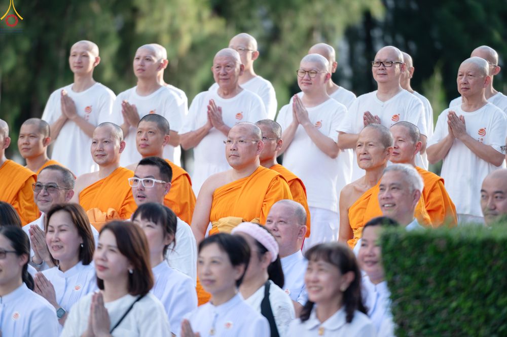 ภาพ No.338386:วันอาทิตย์ที่ 5 กรกฎาคม พศ.2569 พิธีตัดปอยผมธรรมทายาทนานาชาติ IDOP รุ่นที่ 21 จากประเทศจีน มาเลเซีย สิงคโปร์ และไต้หวัน ณ โถงช้าง วัดพระธรรมกาย