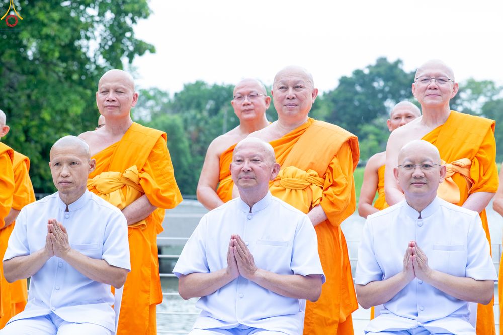 ภาพ No.330269:วันที่ 30 พฤษภาคม พ.ศ.2569 พิธีตัดปอยผมและปลงผม อุบาสกอุปสมบทอุทิศชีวิต 11 ท่าน ณ โบสถ์พระไตรปิฎก วัดพระธรรมกาย จังหวัดปทุมธานี