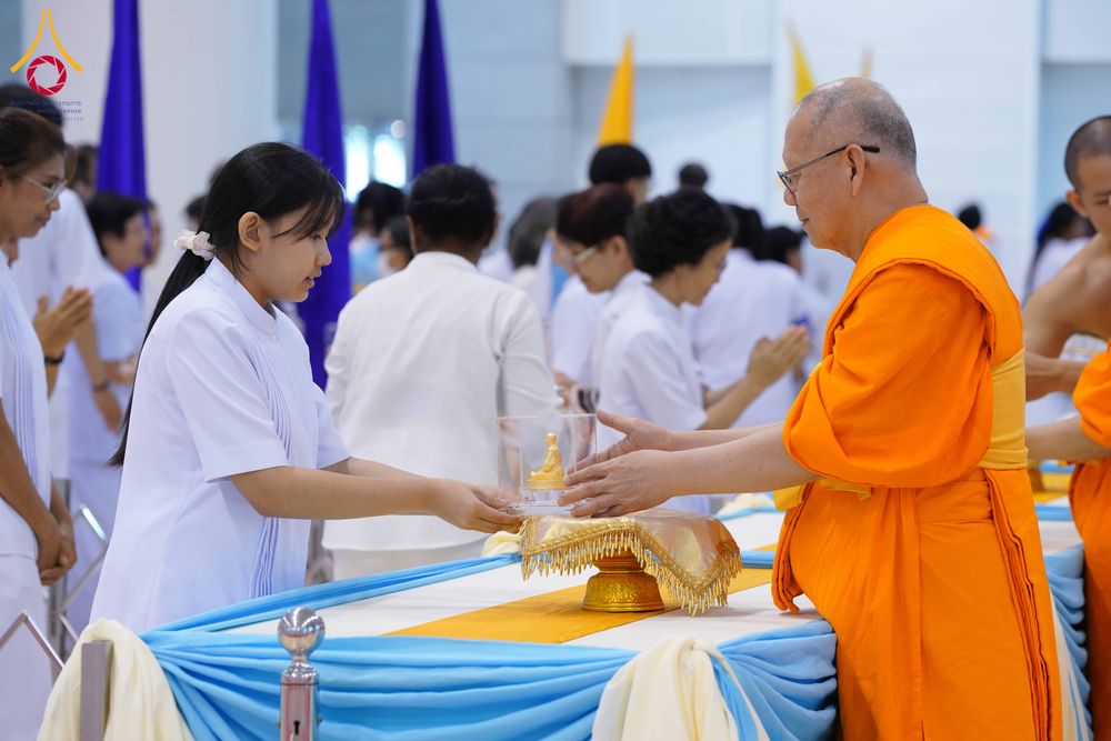 ภาพ No.338095:วันอาทิตย์ต้นเดือน 5 กรกฎาคม พ.ศ.2569 สัมมนาพิเศษ พิธีมอบพระของขวัญ ณ ห้องแก้วสารพัด1 วัดพระธรรมกาย