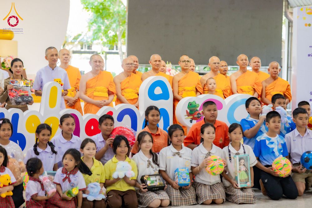 ภาพ No.291052:วันจันทร์ที่ 5 มกราคม พ.ศ. 2569  วัดพระธรรมกาย มูลนิธิธรรมกาย  จัดพิธีมอบของขวัญสนับสนุนการจัดกิจกรรมงานวันเด็กแห่งชาติ ประจำปี พ.ศ. 2569 ให้แก่องค์กรภาคีเครือข่ายกว่า 200 องค์กร ณ วัดพระธรรมกาย อ.คลองหลวง จ.ปทุมธานี