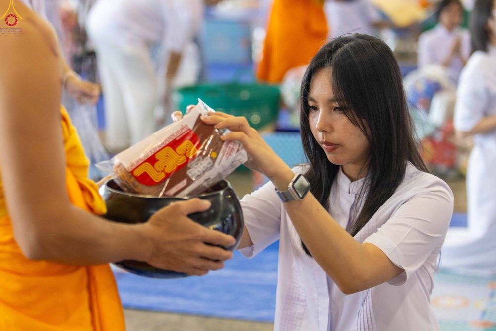 ภาพ No.345440:วันพฤหัสบดีที่ 27 สิงหาคม พ.ศ.2569 พิธีตักบาตรในวันธรรมชัย ณ สภาธรรมกายสากล วัดพระธรรมกาย ปทุมธานี