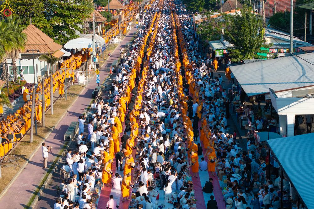 ภาพ No.284267:วันเสาร์ที่ 20 ธันวาคม พ.ศ.2568  พิธีตักบาตรพระ 10,000 รูป เนื่องในโอกาส 194 ปี จังหวัดกาญจนบุรี และอุทิศส่วนกุศลให้แด่บรรพชนทั้งหลาย บริเวณถนนสองแคว (Skywalk) เมืองกาญจนบุรี