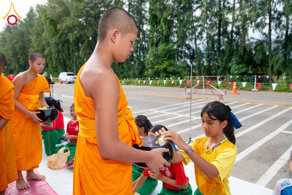 ภาพ No.342574:วันที่ 5 สิงหาคม พ.ศ. 2569  กิจกรรมตักบาตรโครงการรักความดี เพื่อเผยแผ่งานพระพุทธศาสนา  ศูนย์คมนาคม วัดพระธรรมกาย ณ โรงเรียนสังข์อ่ำ อ.คลองหลวง จ.ปทุมธานี