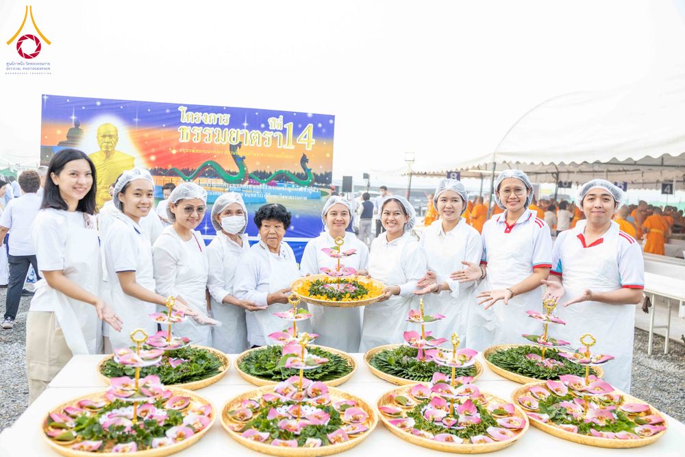 ภาพ No.298510:วันที่ 20 มกราคม พ.ศ. 2569 พิธีถวายภัตตาหารเป็นสังฆทาน แด่พระธรรมยาตรา ณ อนุสรณ์สถานบางปลา วัดบางปลา อำเภอบางเลน จังหวัดนครปฐม ในโครงการธรรมยาตรา กตัญญูบูชา มหาปูชนียาจารย์ พระมงคลเทพมุนี(สด จนฺทสโร) พระผู้ปราบมาร อนุสรณ์สถาน 7 แห่ง ปีที่ 14