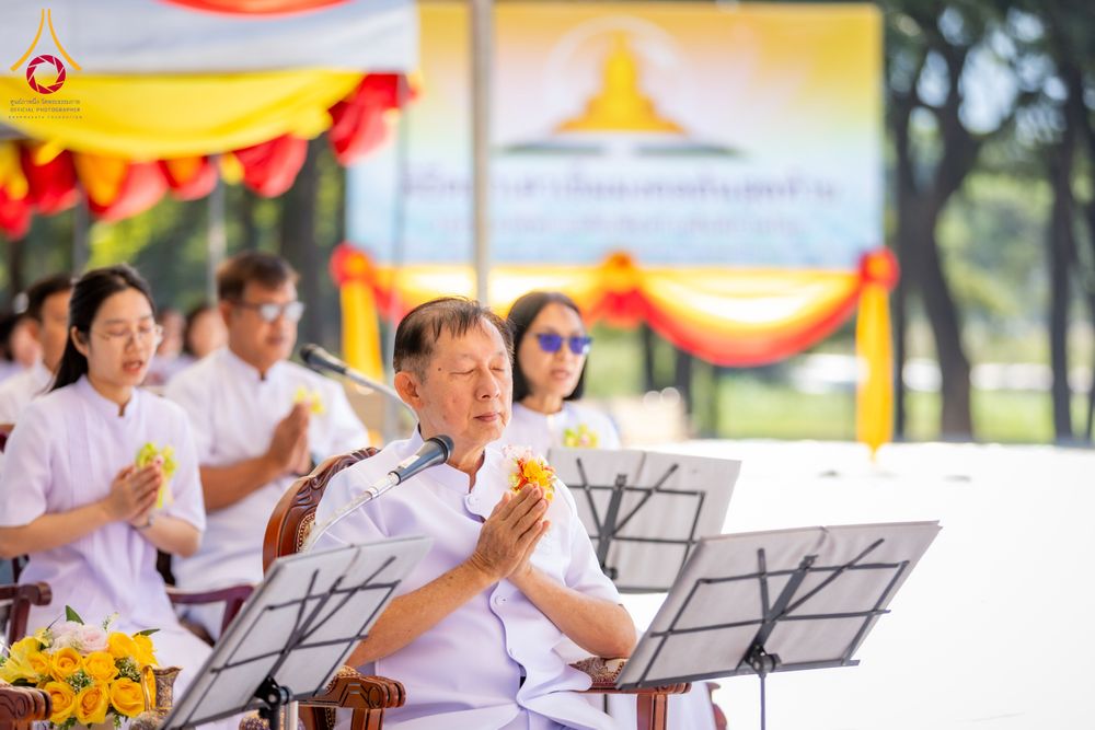 ภาพ No.285775:วันพุธที่ 10 ธันวาคม พ.ศ.2568  พิธีตอกเสาเข็มมงคลต้นสุดท้าย รองรับองค์พระเจดีย์เพื่อสร้างสันติภาพโลก ณ ศูนย์ปฏิบัติธรรมและศูนย์อบรมเยาวชน ชัยนาท