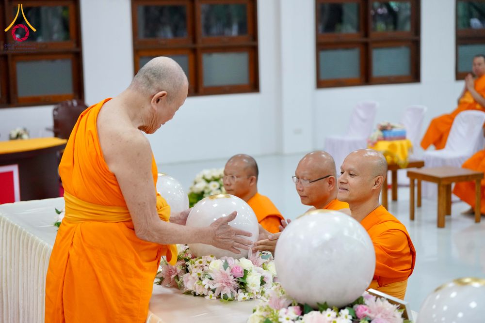 ภาพ No.294273:วันอาทิตย์ที่ 14 ธันวาคม พ.ศ.2568 พิธีเจริญพระพุทธมนต์สมโภชดวงแก้วลูกนิมิตเอก และดวงแก้วนิมิตปฏิบัติธรรม อัญเชิญประดิษฐาน  ณ วัดพระธรรมกายในประเทศสหรัฐอเมริกาและประเทศเยอรมนี 7 แห่ง ณ อาคารปลูกศรัทธา 2 วัดพระธรรมกาย