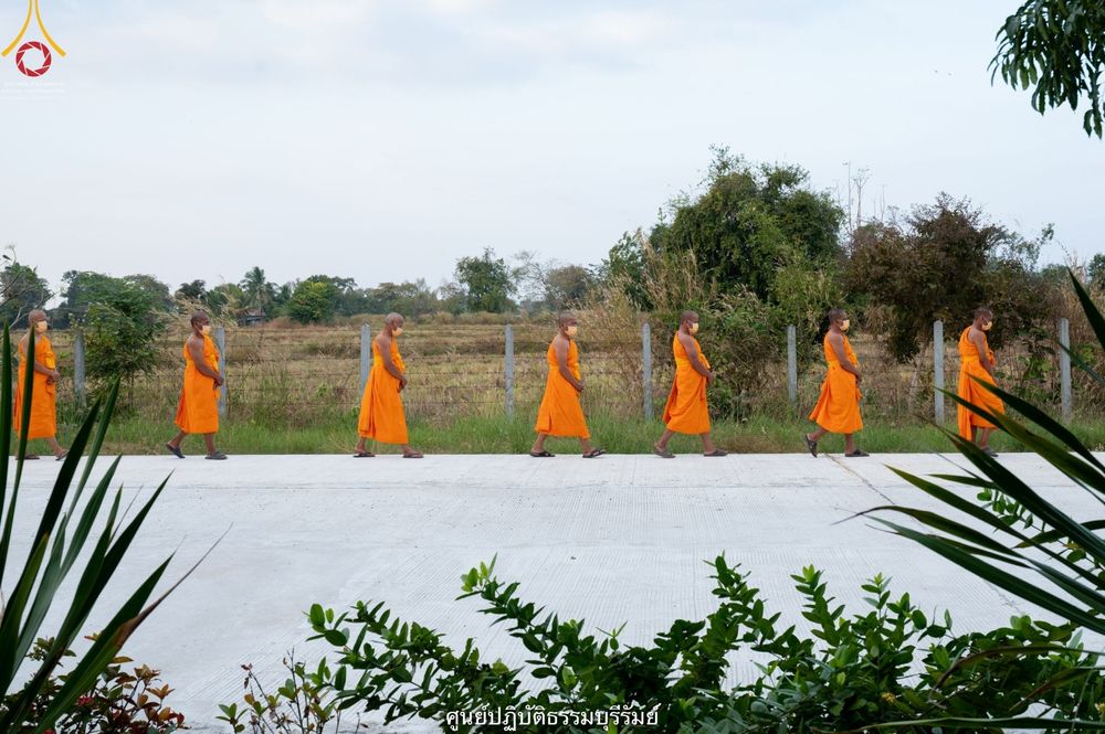 ภาพ No.41005:พิธีตัดปอยผม ปลงผม ขอขมารับผ้าไตรและพิธีบรรพชา ในโครงการอุปสมบท บูชาธรรมมหาปูชนียาจารย์ ประจำปี 2564 ชุดที่ 18